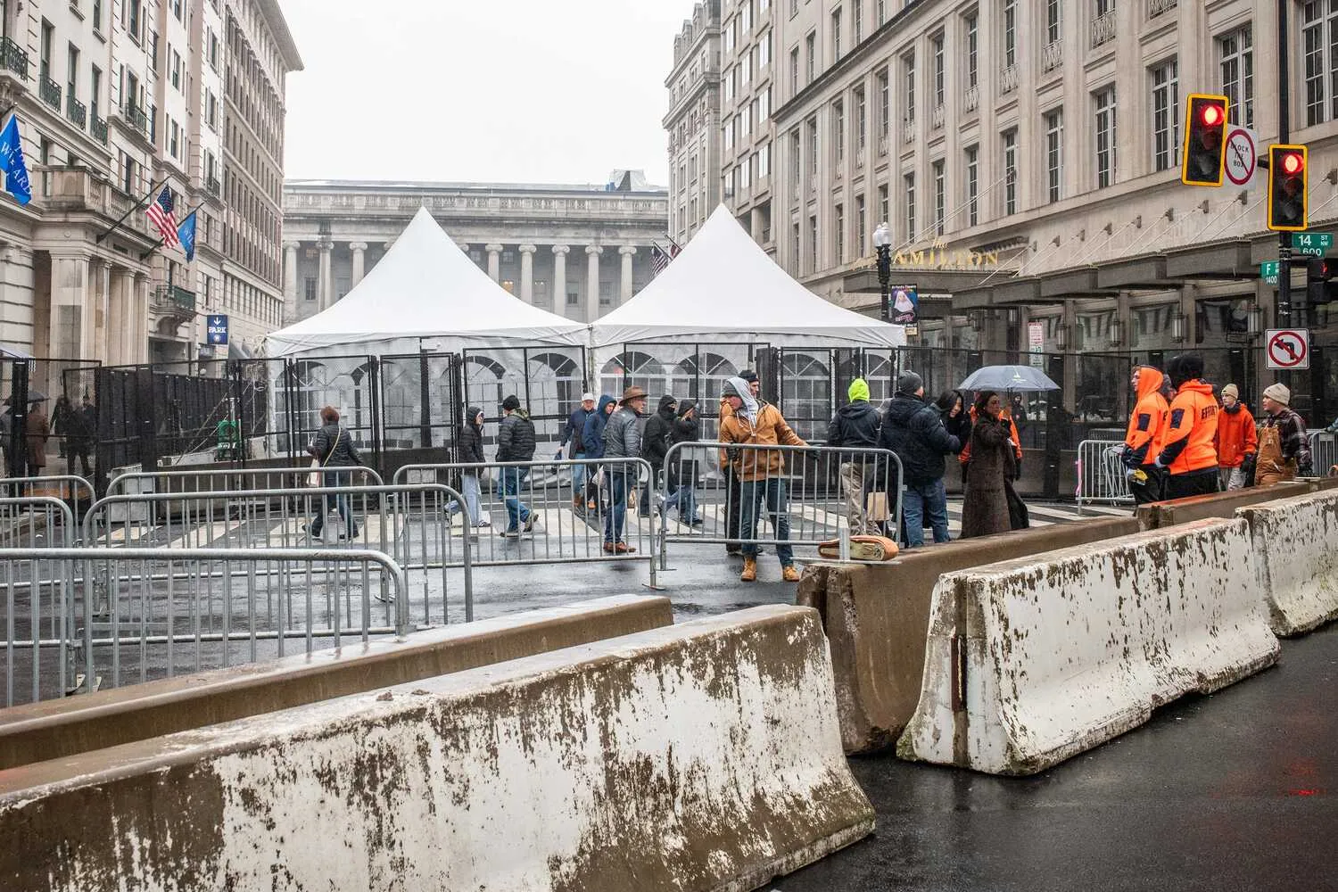 Робітники пересувають бар'єри в неділю, готуючись до інавгурації.